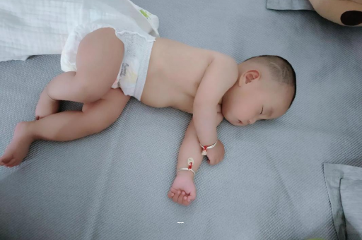 广州代怀试管生子宝宝突然很多眼屎